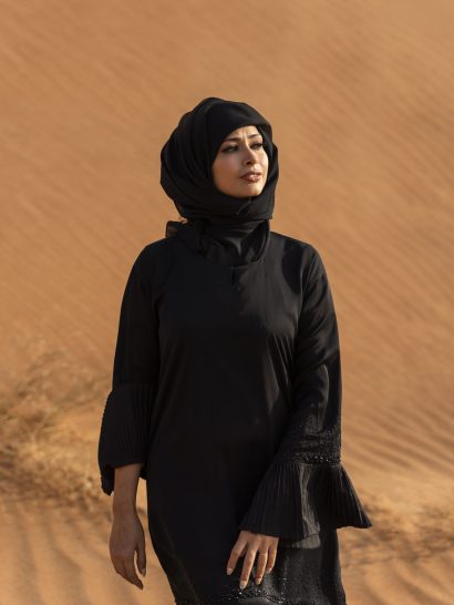 woman-wearing-hijab-desert